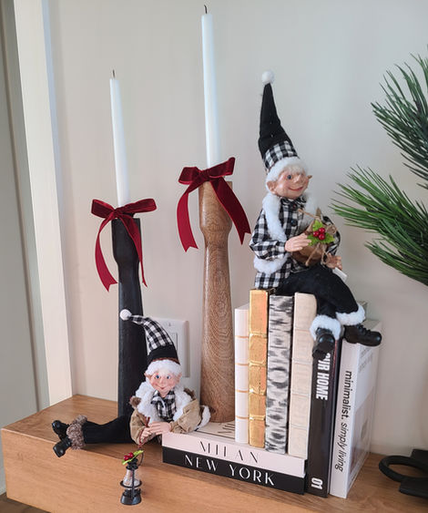 Elves make a perfect welcoming committee