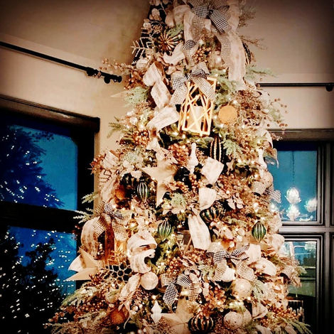 Green,white and gold Christmas tree detail