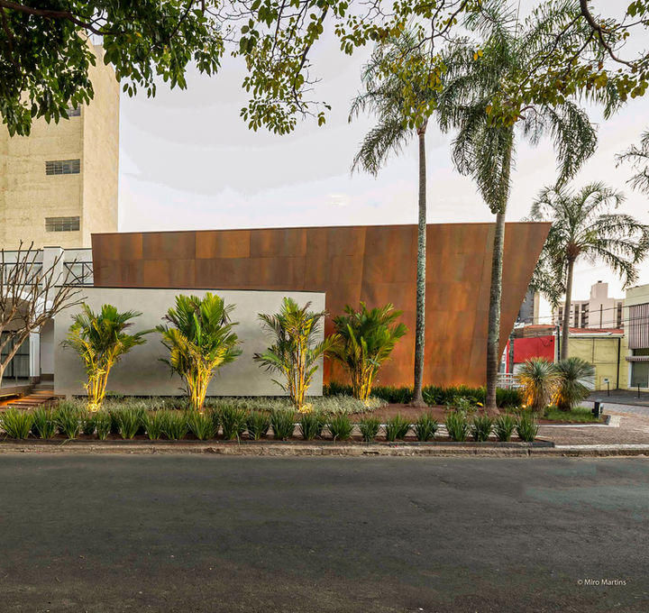 Fachada do Clube Regatas em Campinas com pintura efeito aço corten frisado Revlux Tintas, destacando elegância e design moderno. Foto por Miro Martins.
