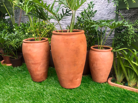 Vasos com pintura efeito Toscana, destacando acabamentos rústicos e terrosos, inspirados na beleza das paisagens italianas. Produto exclusivo do Zin Cruz para decoração elegante.