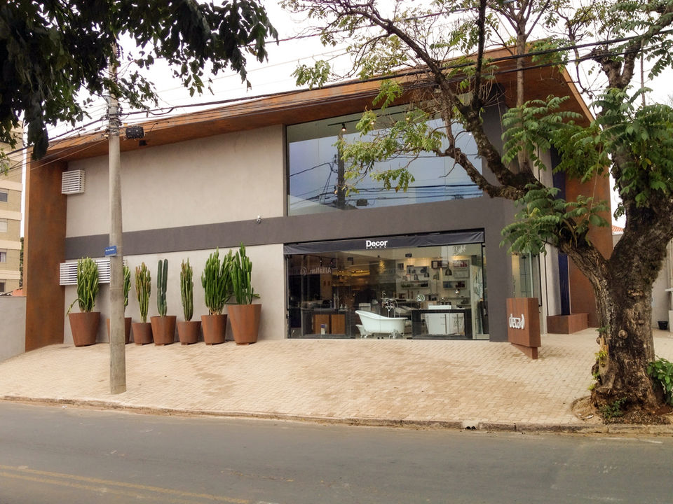 Fachada com pintura em aço corten e vasos decorativos revestidos na loja Decor Banho, Campinas, destacando design sofisticado e elegante.