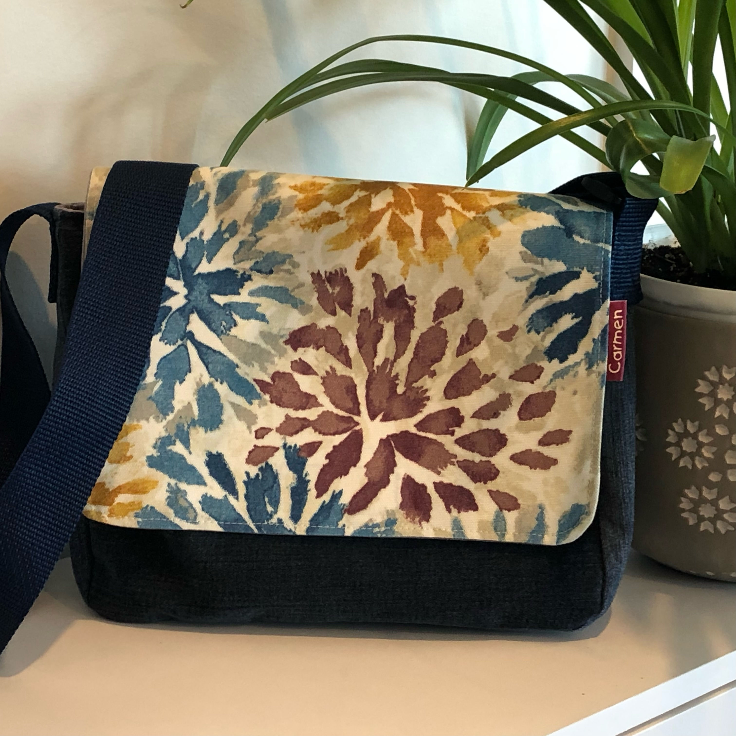 Sac jeans avec rabat style Batik rouge et or