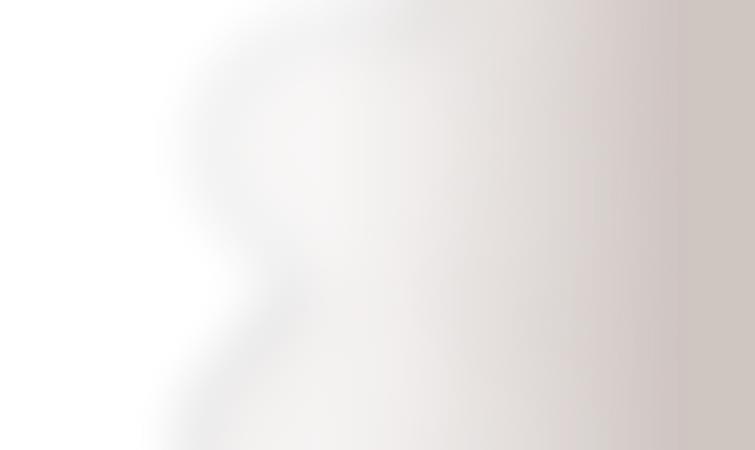 Gros plan de mains près du visage d’une personne allongée lors d’un soin Reiki en présentiel