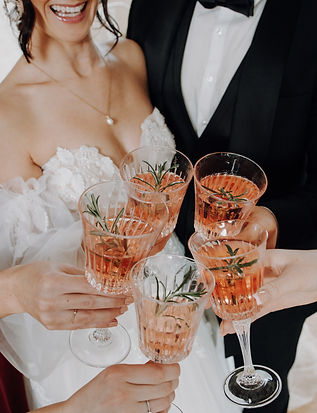 Hochzeitspaar beim Anstoßen. Glücklicher Sektempfang mit Sängerin