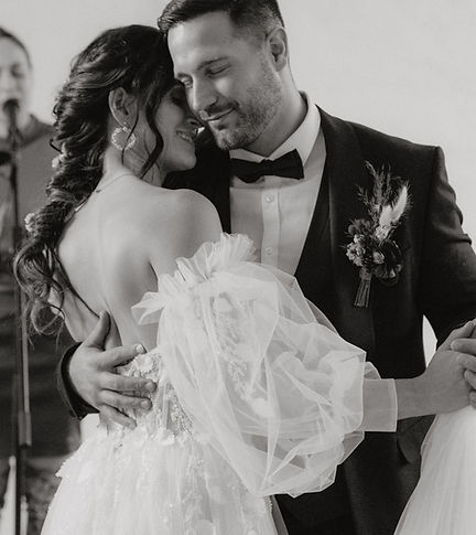 Brautpaar beim Hochzeitstanz mit Hochzeitssängerin