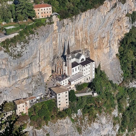 Святилище Мадонны делла Корона. 1500 ступеней по "тропе Надежды"