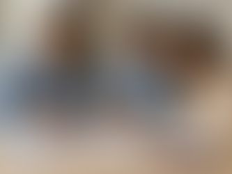 Engenheiro apresenta plantas e relatório técnico a um casal comprador, durante uma reunião de Due Diligence Técnica antes da compra de um imóvel em Portugal.