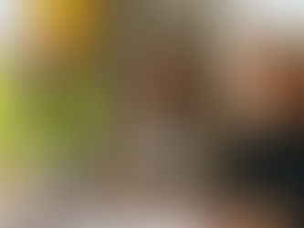 Engenheiro, arquiteta e técnico analisam plantas e relatórios técnicos numa mesa, representando uma equipa multidisciplinar independente em Lisboa