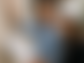 Engenheiro e arquiteta analisam parede e documentos técnicos num edifício, representando a diferença entre inspeção visual e due diligence técnica