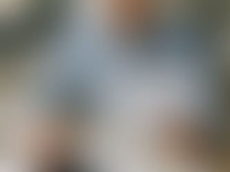 Engenheiro analisa cronograma e documentos técnicos em escritório, representando o tempo e processo de uma Due Diligence Técnica em Portugal