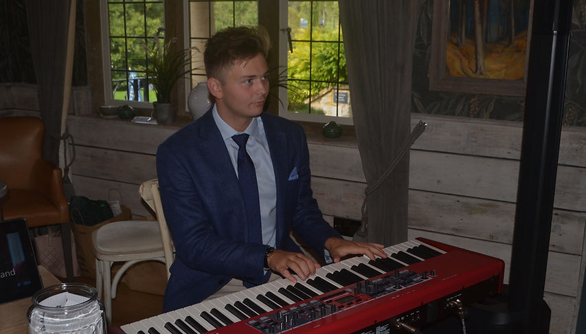 Henry Sampson playing Cocktail Piano Jazz
