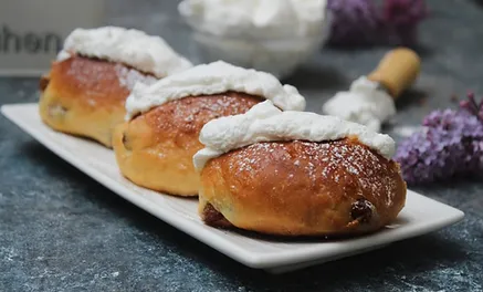 Maritozzi-soffici-con-uvetta-e-panna-fatti-in-casa-SENZA-UOVA.webp