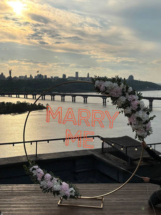 Арка з написом Marry Me