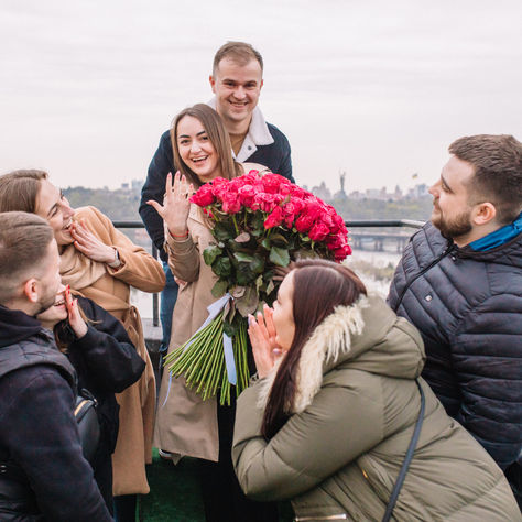 Незабутня романтична  пропозиція в колі друзів на даху Альтечо