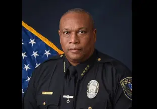 Suspenden a jefe de la policía de Golden Valley por quejas.