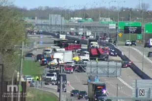 Accidente de 7 vehículos cobra la vida de una persona en Mounds View, Minnesota