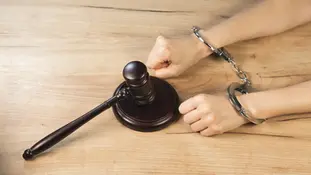 Empleada de una funeraria de Austin arrestada por presuntamente experimentar con cadáveres