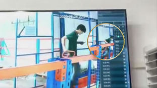 Iba distraído en el celular y cayó por no darse cuenta que el elevador no había llegado; está vivo de milagro