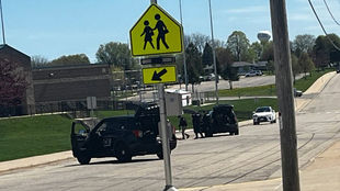 Abate Policía a adolescente presuntamente armado afuera de una escuela en Wisconsin