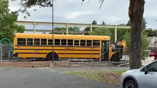 Dos niños resultaron heridos tras choque de autobús contra el patio de una guardería en el sur de Minneapolis