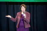 Klobuchar anuncia una propuesta de vivienda a la altura de las circunstancias para Minnesota