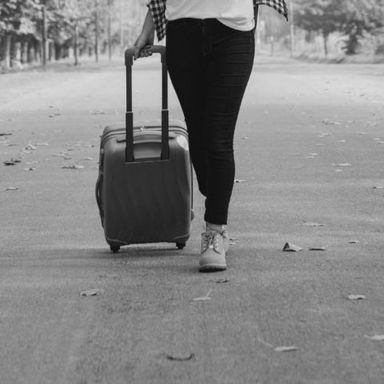 Detienen a una mujer que viajaba con una niña de 2 años viva oculta en su maleta