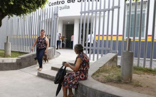Mujer da a luz afuera de Centro de Salud en Aquila, Michoacán