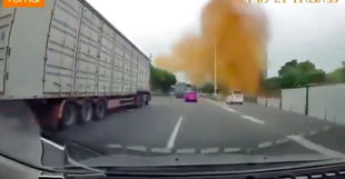 Captan VIDEO de explosión de drenaje, peatones y vehículos se bañaron en residuos fecales
