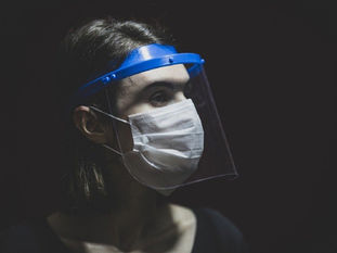 Caretas de plástico no sirven para detener al Covid-19; señala estudio en Japón