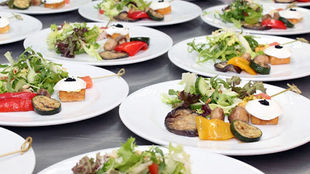 Pareja cancela su boda por el coronavirus y regala el banquete a personal médico