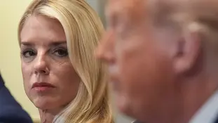 La fiscal general alertó a Trump que su nombre aparecía en los archivos de Epstein