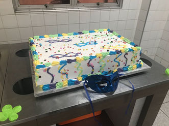 Com decoração de carnaval, colaboradores do HTO Baixada comemoram os aniversários do mês