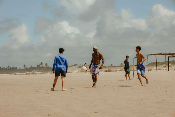 Partie de foot entre amis sur la plage