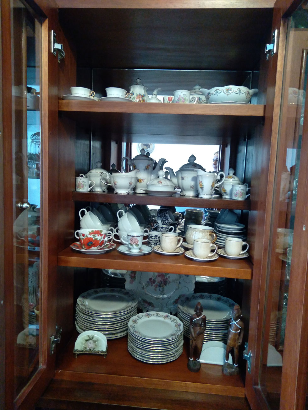 Aparelho de jantar e xícaras.