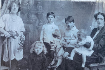 Elizabeth Morahan and children