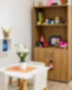Espaço de ludoterapia com mesa infantil e brinquedos no consultório