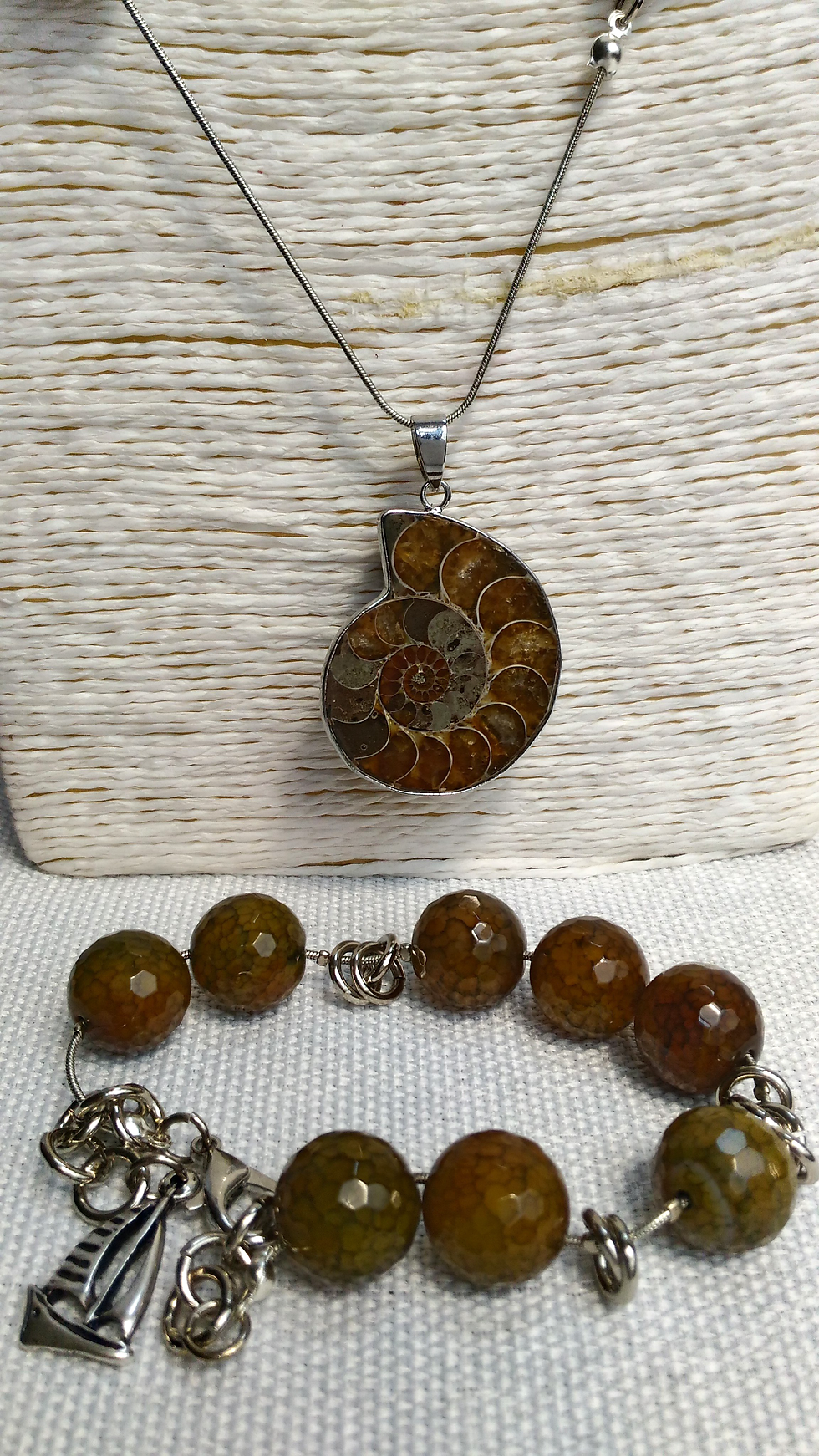 Thumbnail: Колье серьги и браслет с агатом и пренитом   " Аммонит"