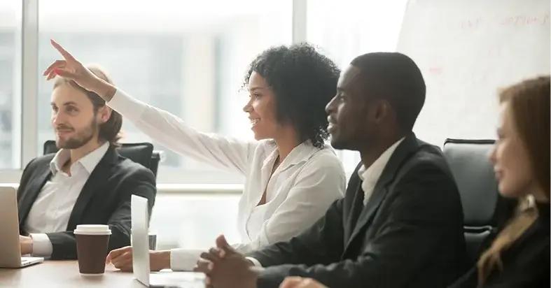 des cadres en entreprises partagent les decisions