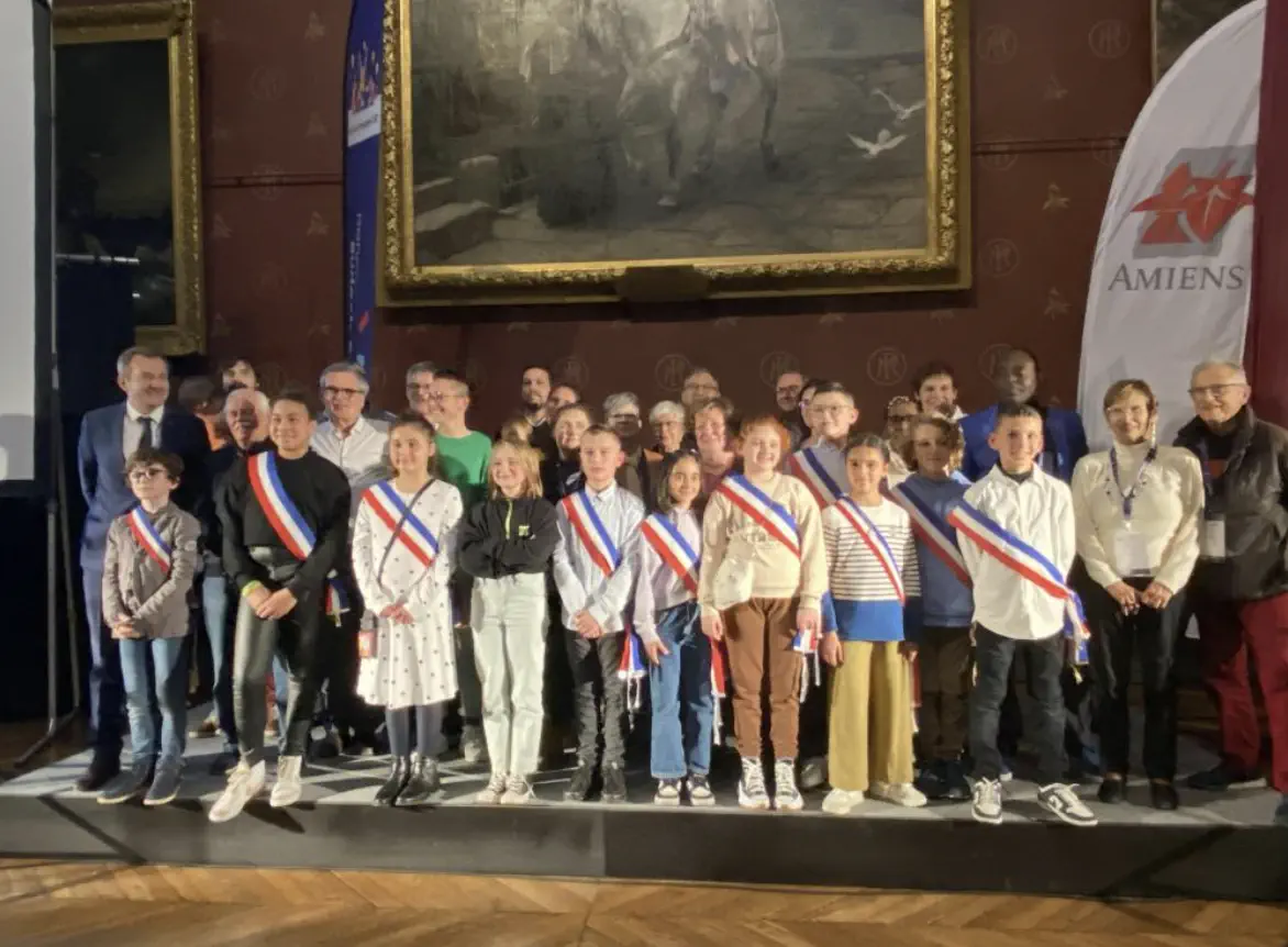 le podium avec tous les lauréats du budget participatif 2022 de la ville d'amiens