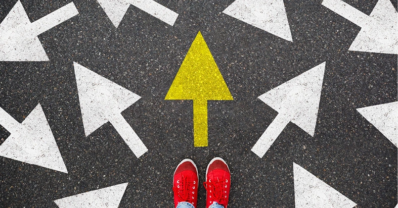 une fleche guide une personne dans la bonne direction