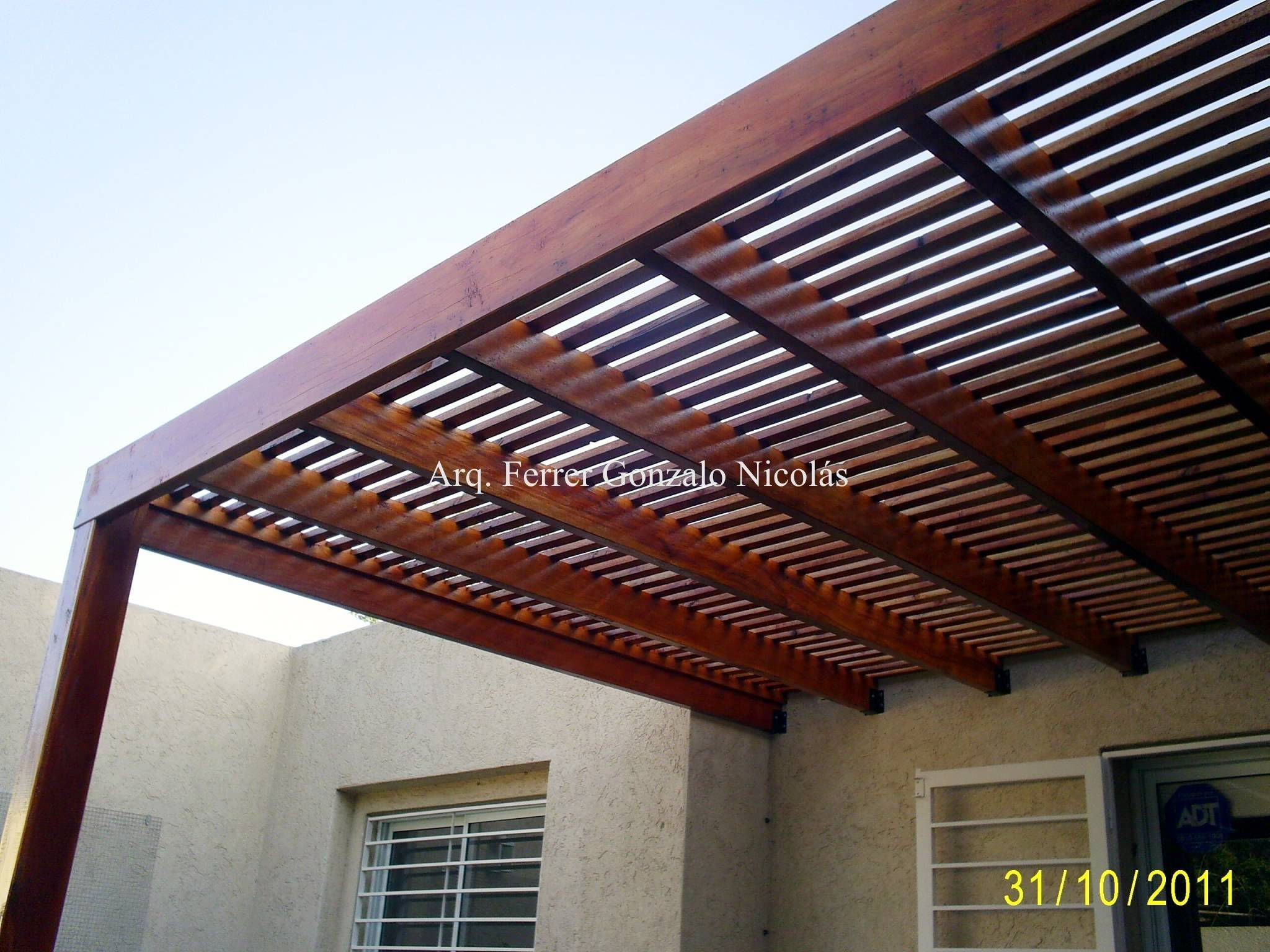 PÉRGOLA de madera dura