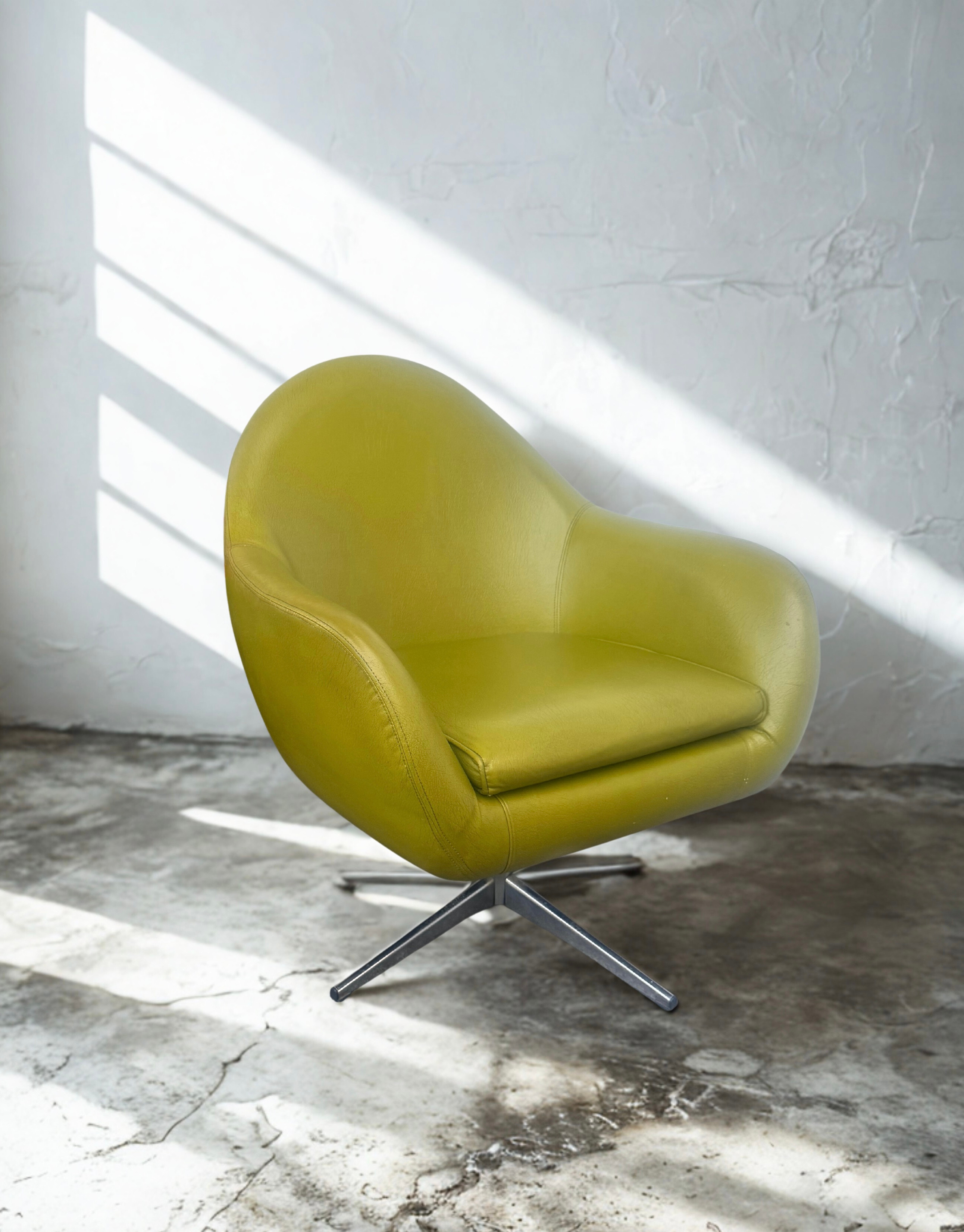 Mid Century Modern Hurstline Pod Swivel Chair
