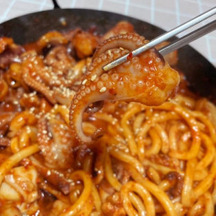 Spicy Stir-fried Webfoot Octopus with Udon [쭈꾸미우동볶음 밀키트]