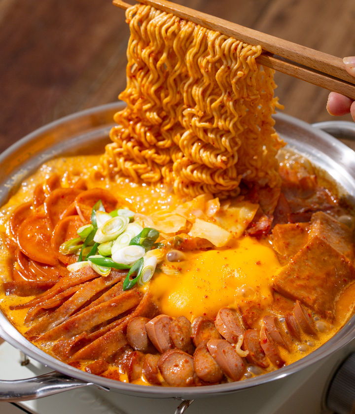 Ham Bomb Budae Jjigae [햄폭탄부대찌개]