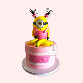 Das modellierte Miniongirl mit ihren Bananen ist der Hinkucker dieser Torte. Da braucht es nicht viel mehr, ausser natürlich den Namen des Geburtstagskind