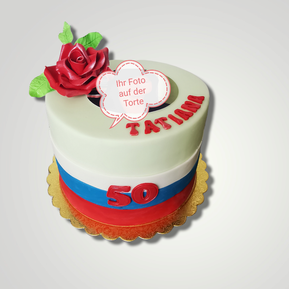 Buttercremetorte mit Fondant-Dekor, Zuckerrosen und gedrucktem Bild vom Geburtstagskind oben