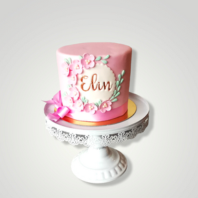 Fondanttorte mit schlichter Dekoration, Namen in Gold und Tortenband