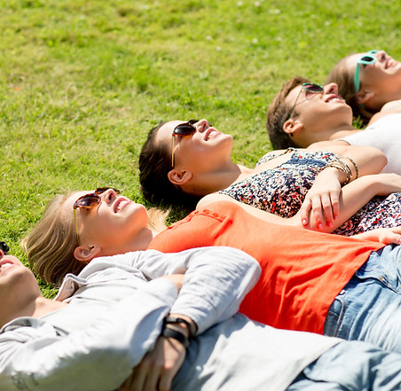 Freunde Entspannung auf Gras
