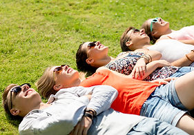 Les amis de détente sur l'herbe