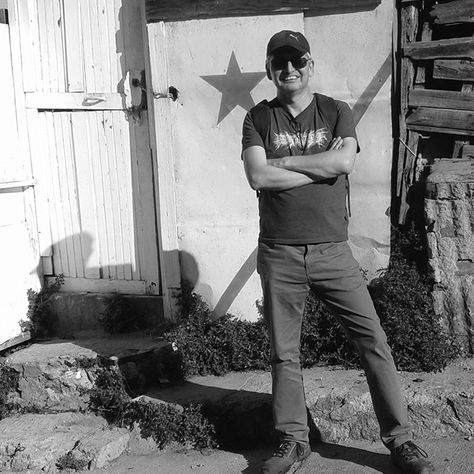 Ernesto Guajardo, un poeta que interroga al mar con el viento en contra